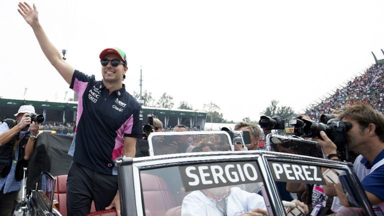 Checo Pérez saluda a la afición en el Autódromo Hermanos Rdgz.