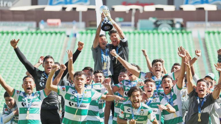 Los jugadores Sub 20 de Santos alzaron el título