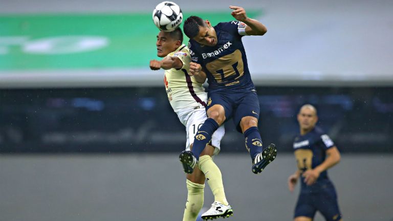 Fuentes disputa un balón con Osvaldo Martínez 