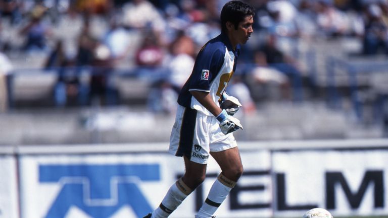 Jorge Campos durante un partido de Pumas