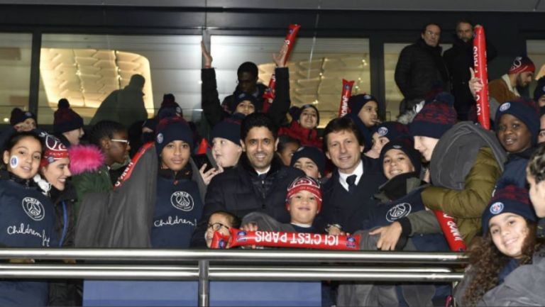 Nasser bin Ghanim Al-Khelaïfi Presidente del club con los niños de su fundación 