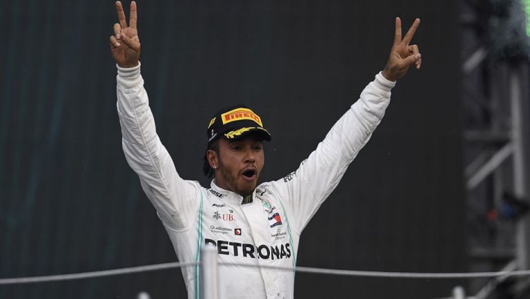 Lewis Hamilton festeja en el Gran Premio de México