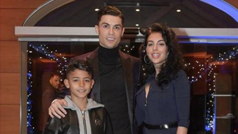 Cristiano Ronaldo y Georgina Rodríguez, con su hijo mayor, en un evento