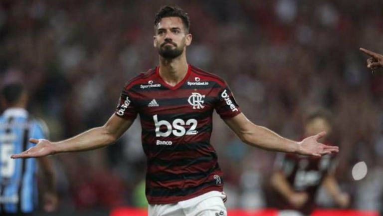 Pablo Marí celebrando una anotación con Flamengo