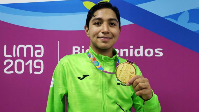 Juan Diego con su medalla de oro en Juegos Parapanamericanos