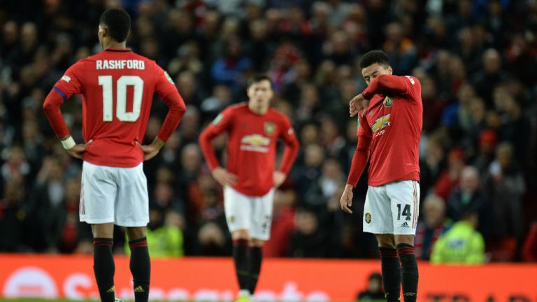 Jugadores de Manchester United lamentan la derrota