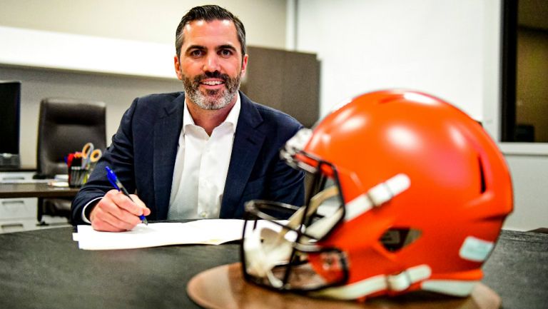 Kevin Stefanski firmando su contrato con los Browns
