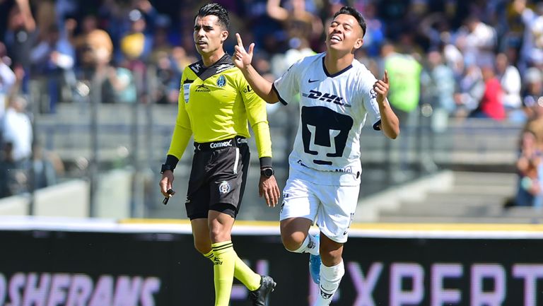 Saucedo festeja su primer gol con Pumas en la Liga MX