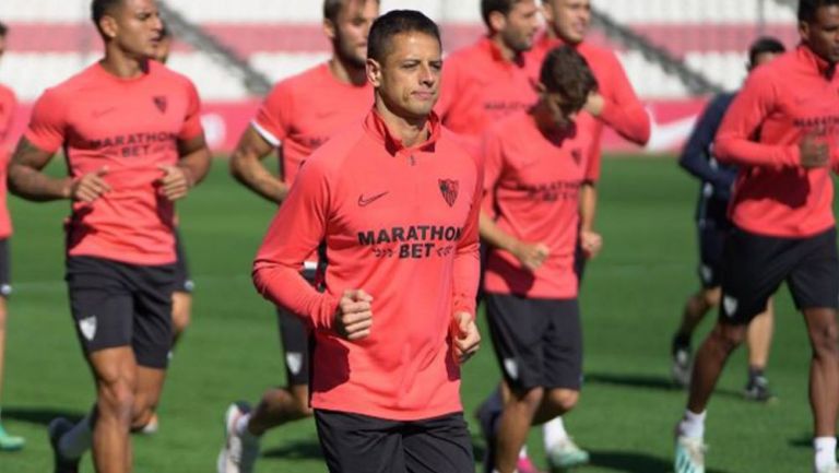 Chicharito en un entrenamiento con el Sevilla