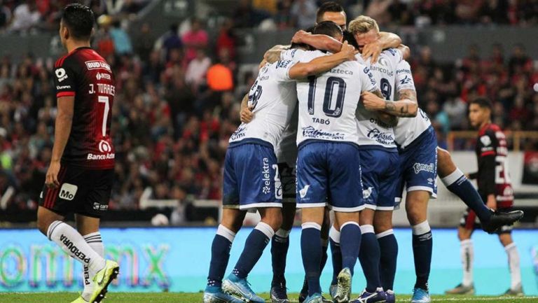 Jugadores del Puebla festejan gol contra Atlas