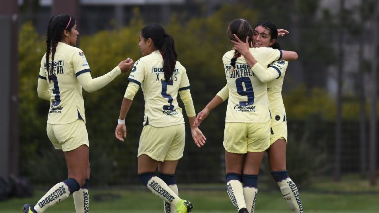 Jugadoras del América Femenil celebrando un gol contra Santos