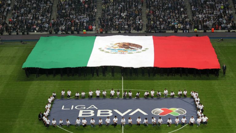 Liga MX: La bandera se despliega en un partido