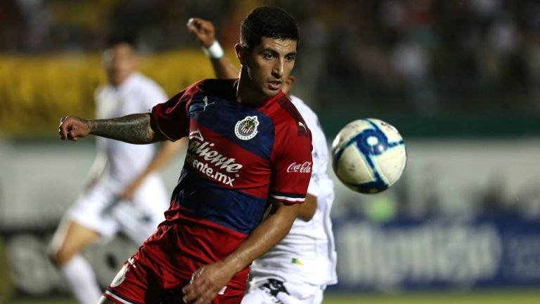 Víctor Guzmán durante un partido con Chivas 
