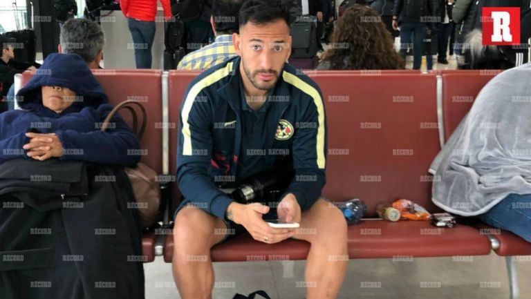 Emanuel Aguilera en espera en el aeropuerto de Tijuana