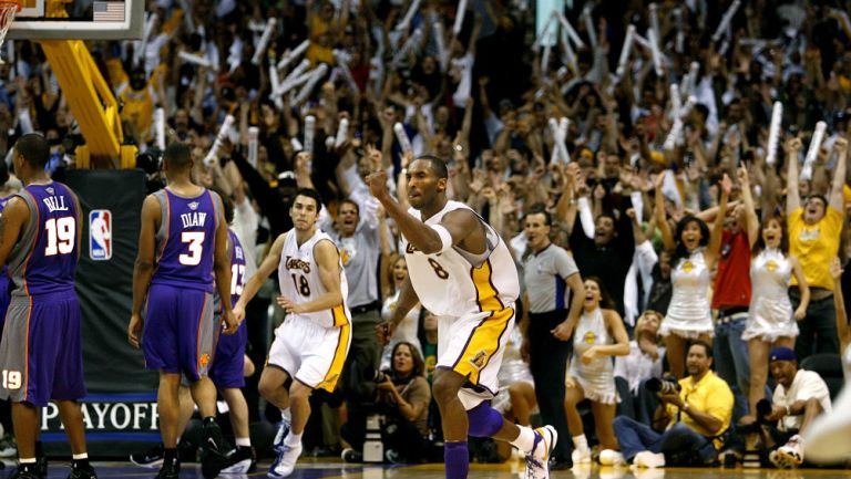 Kobe Bryant festeja una anotación vs Suns en Finales de Conferencia