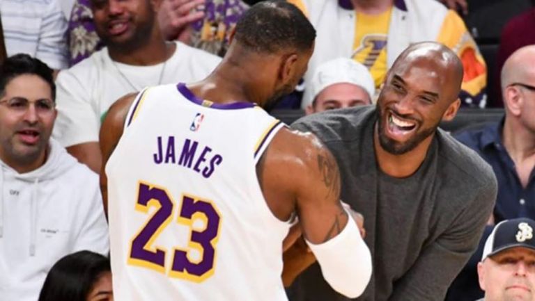 Bryant y James se saludan en un juego de los Lakers