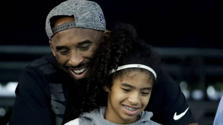 Kobe Bryant y su hija antes de una presentación