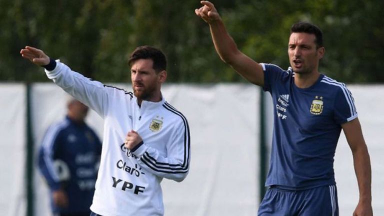 Messi y Scaloni en una práctica de la Argentina
