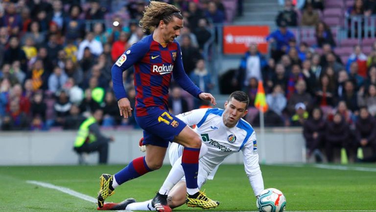 Griezmann conduce el balón en el Barça vs Getafe
