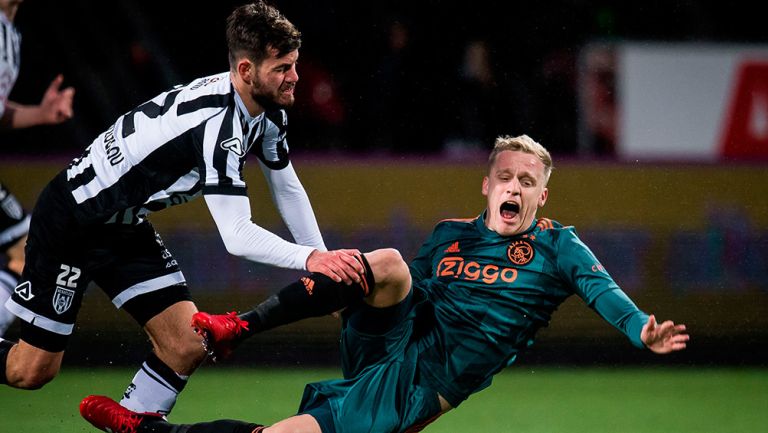 Van De Beek cae al césped en el juego contra Heracles