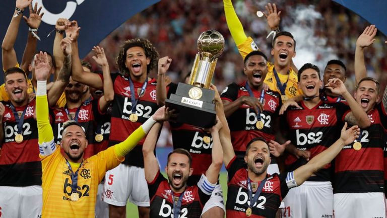 Jugadores de Flamengo festejan tras ganar la Recopa Sudamericana