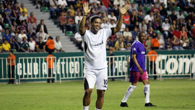 Ronaldinho durante un partido de leyendas