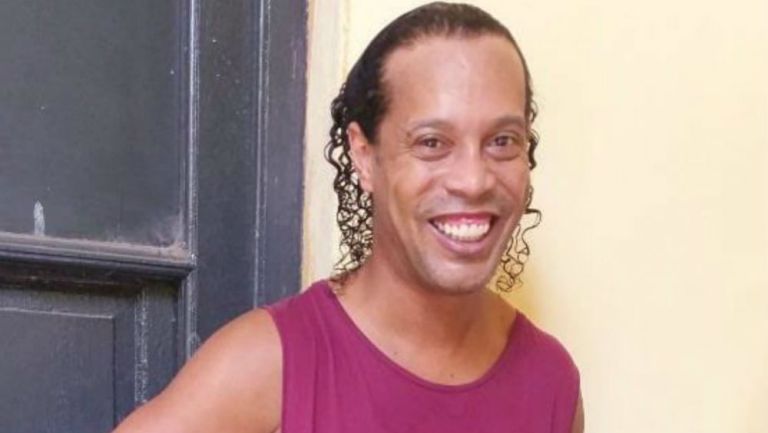 Ronaldinho sonriente en prisión