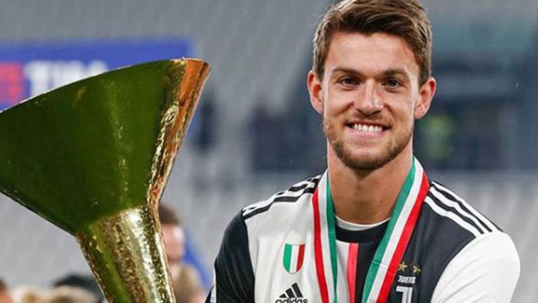 Rugani presume un trofeo con la Juventus