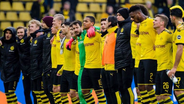Jugadores del Dortmund abrazados tras un juego