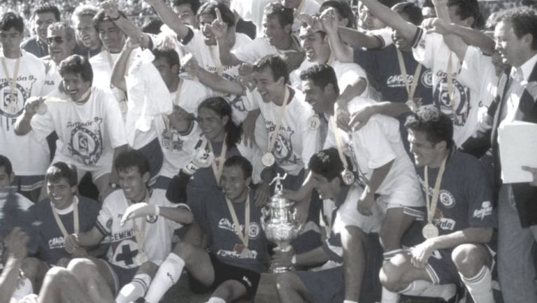 Cruz Azul celebrando su título de Liga en el Invierno 1997