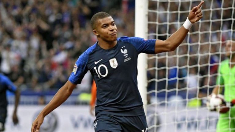 Kylian Mbappé festeja un gol con la selección de Francia