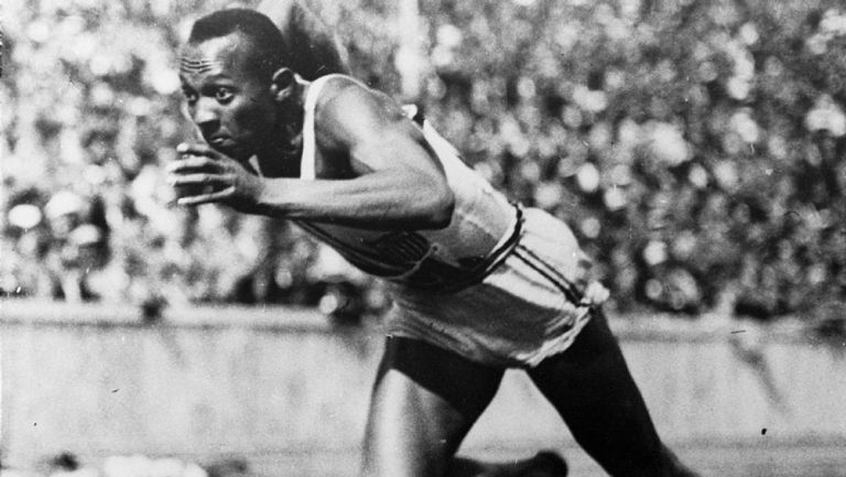 Owens corre en los Juegos Olímpicos de Berlín 1936