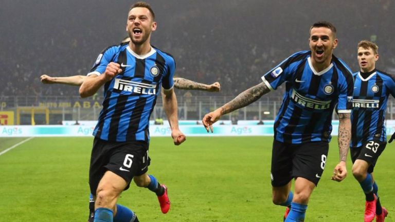 Jugadores del Inter festejan un gol 