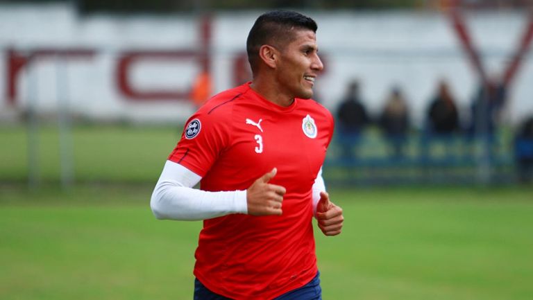 Carlos Salcido en un entrenamiento con Chivas 