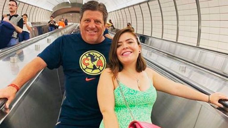 Herrera con su hija Mishelle en el aeropuerto
