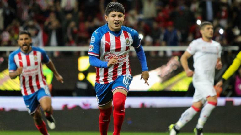 'La Chofis' López festeja un gol con Chivas