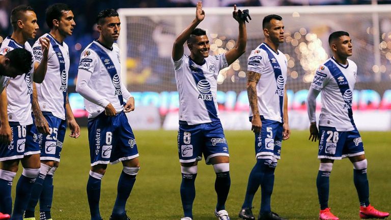 Jugadores del Puebla previo a un duelo en el Clausura 2020 