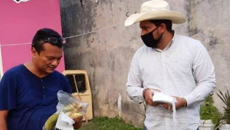 Político tabasqueño repartió plátanos para 'tratar' el coronavirus