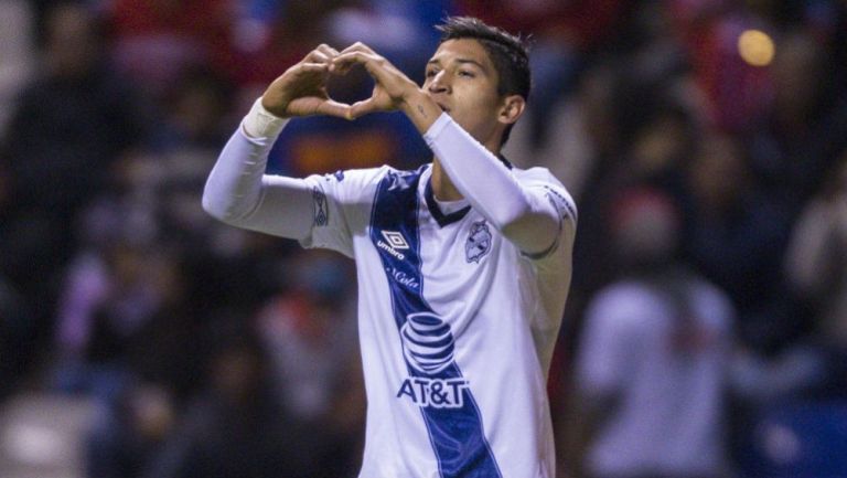 Ángel Zaldívar celebra un gol con Puebla