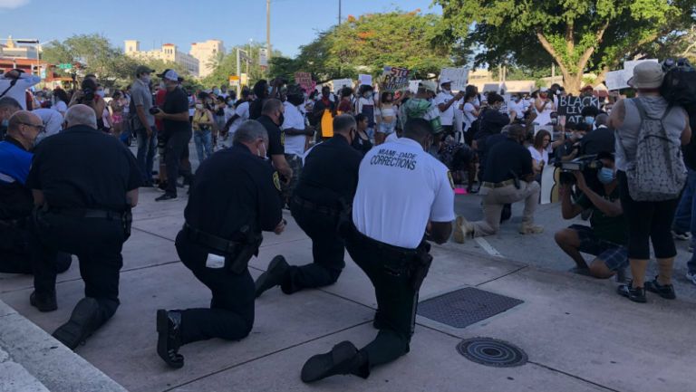 Policías de Miami se arrodillaron junto a manifestantes en oración por George Floyd