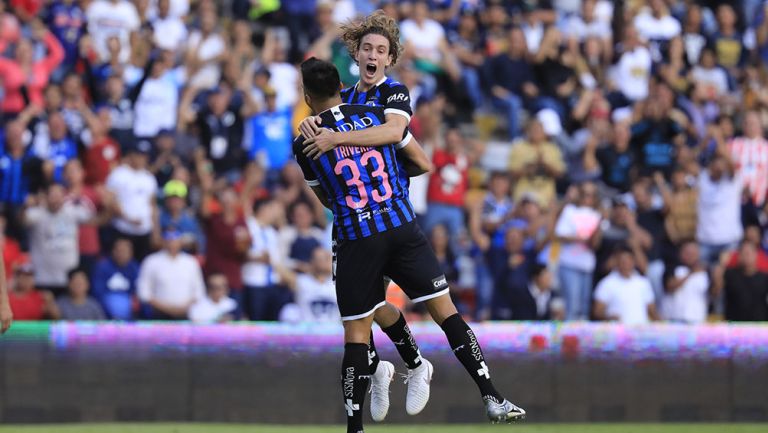 Marcel Ruiz y Enrique Triverio festejan un gol 