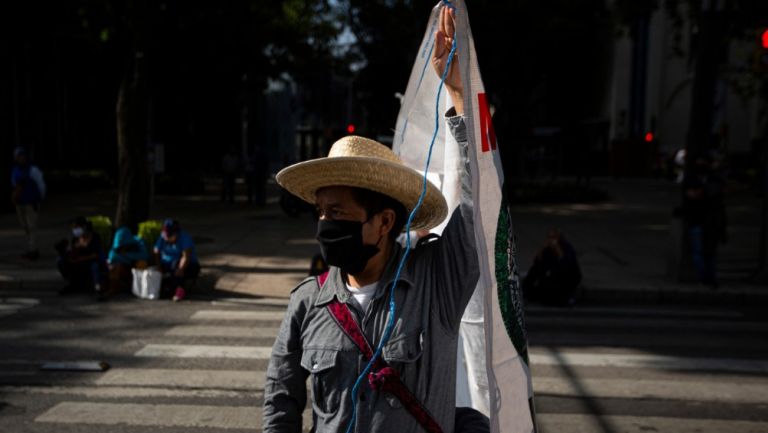 Artesano protesta en Paseo Reforma, en CDMX