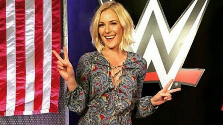 Renee Young previo a un evento de la WWE