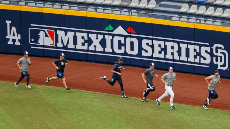 Jugadores de Padres calientan para su duelo en México en 2019