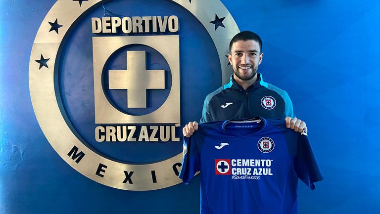 Rivero muestra con orgullo la playera del Cruz Azul