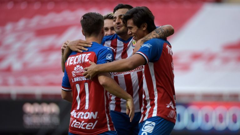 Jugadores de Chivas celebran un gol ante Mazatlán