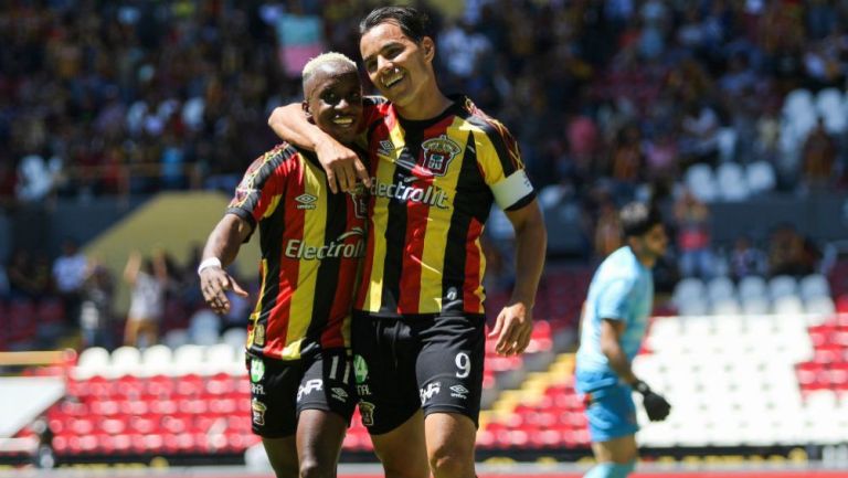 Omar Bravo celebra un gol con Leones Negros
