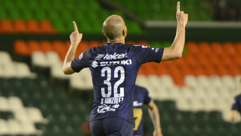 Carlos González celebra un gol con Pumas