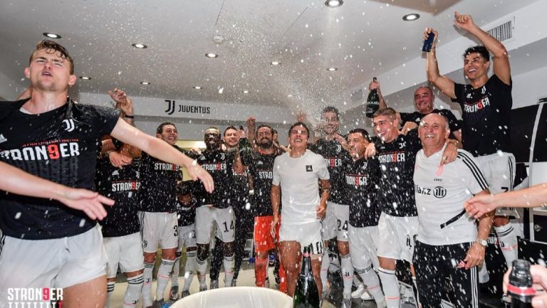 Jugadores de la Juventus celebran título de la Serie A