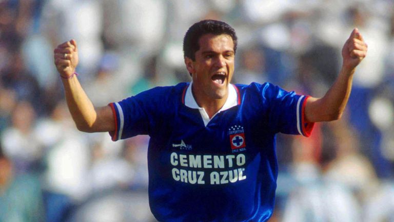 Carlos Hermosillo festeja un gol con Cruz Azul 